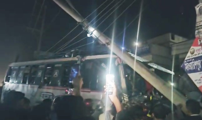 যাত্রীবাহী বাস ঢুকে পড়লো দোকানে, আহত-১২